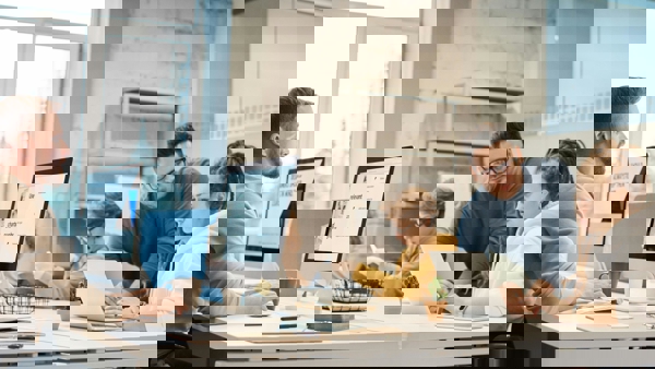 un groupe de personnes travaillant sur des ordinateurs