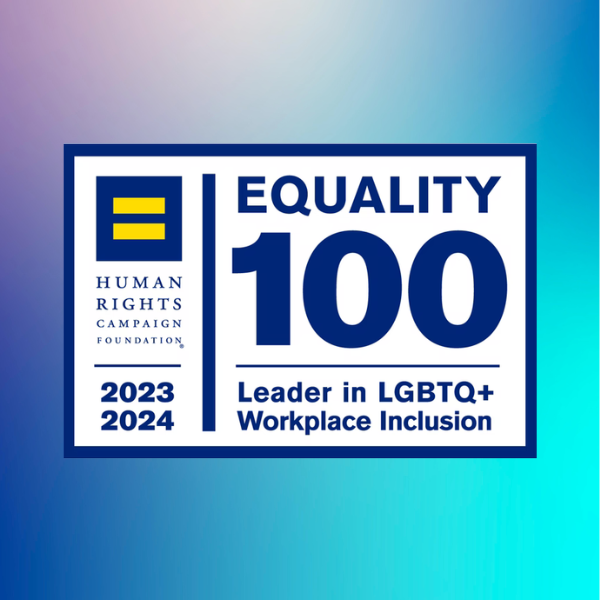 un panneau rectangulaire blanc avec du texte et des chiffres bleus