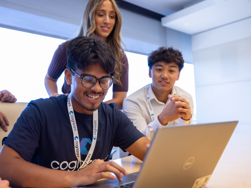 um grupo de pessoas olhando para um laptop