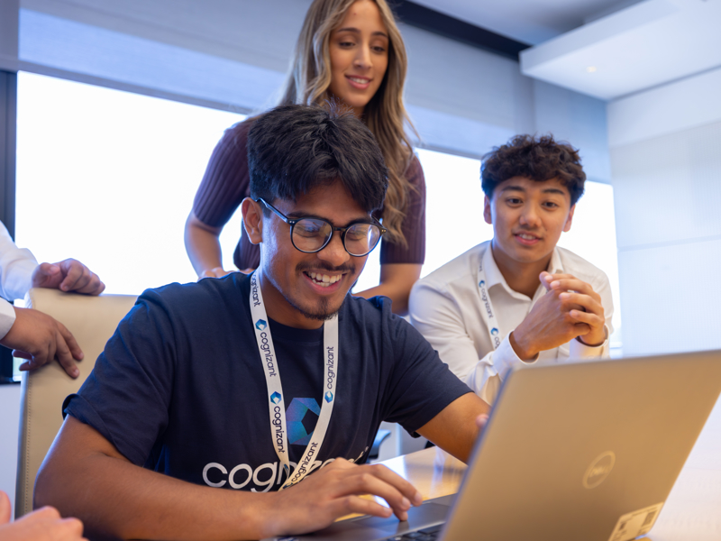 um grupo de pessoas olhando para um laptop