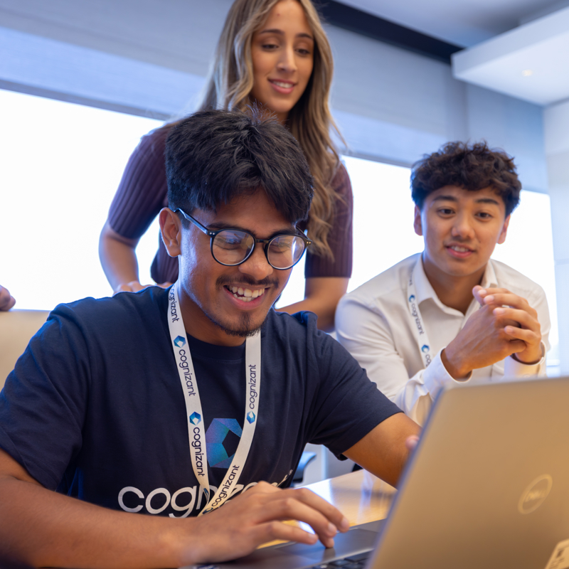 um grupo de pessoas olhando para um laptop