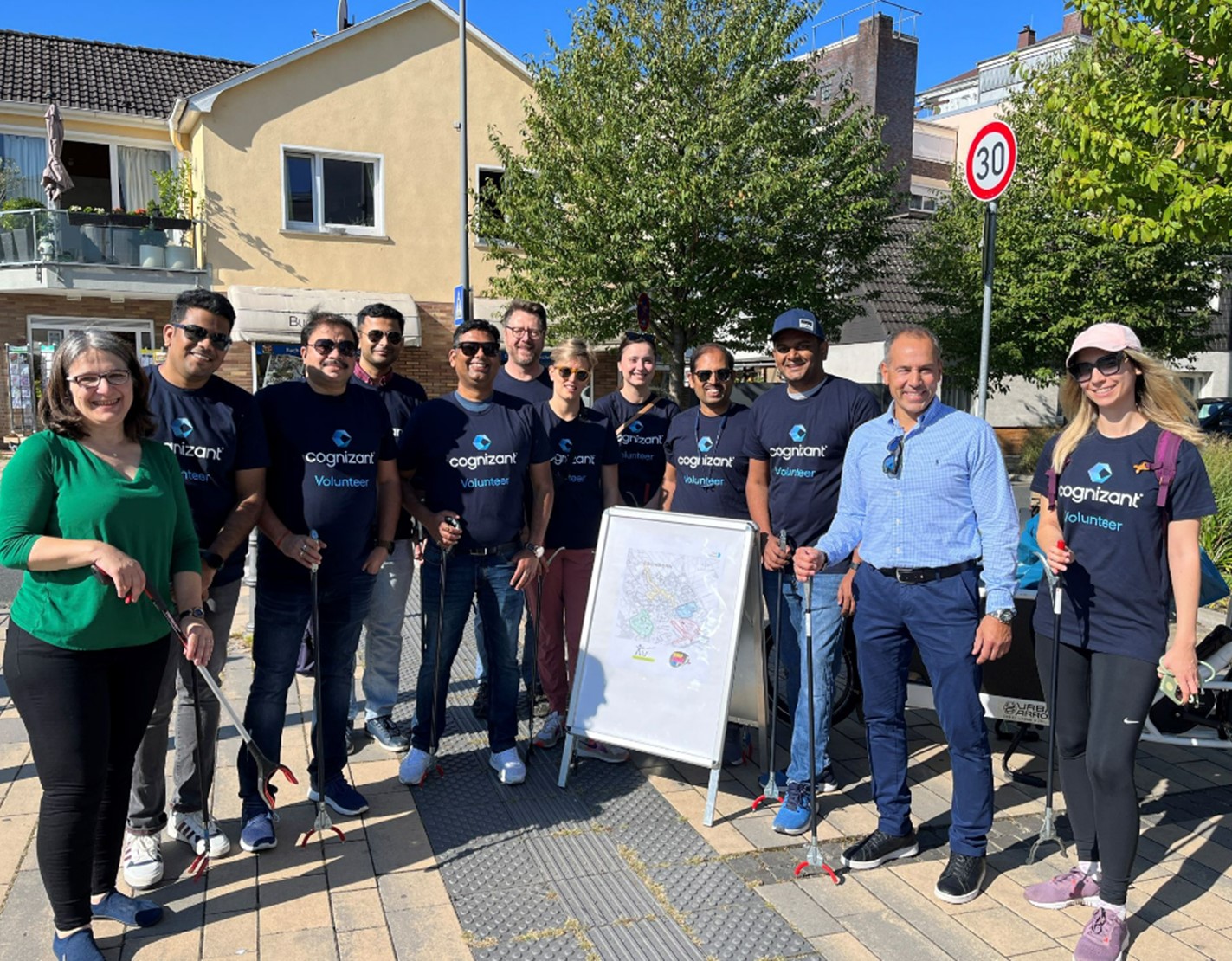 un groupe de personnes debout devant un tableau blanc