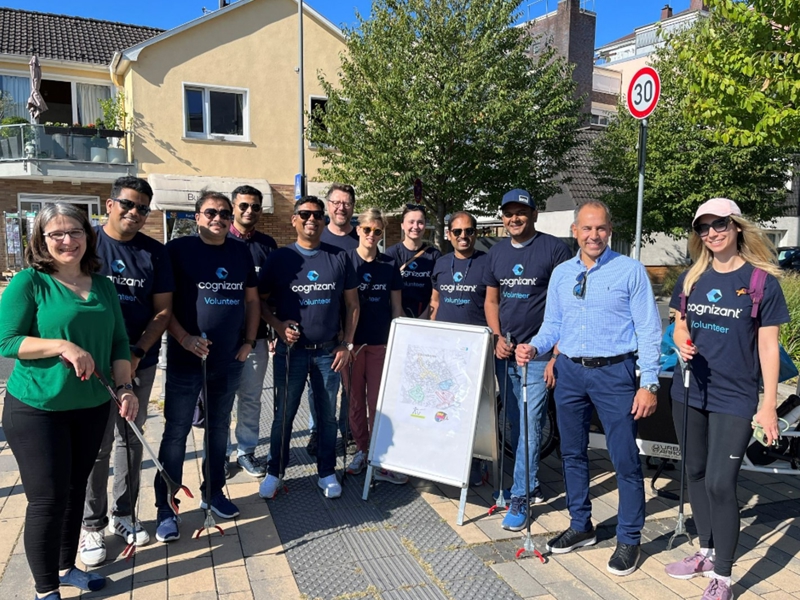 Eine Gruppe von Menschen, die vor einer weißen Tafel stehen