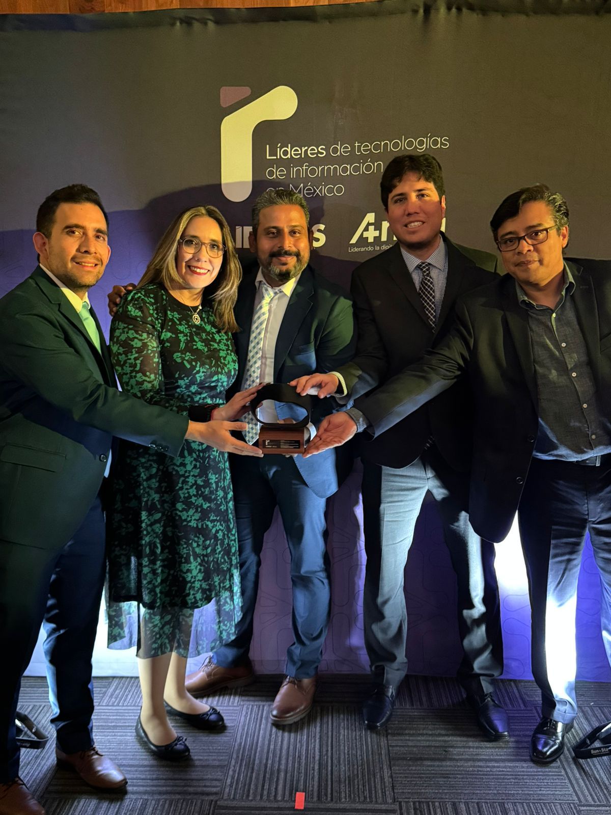 un grupo de personas posando para una foto