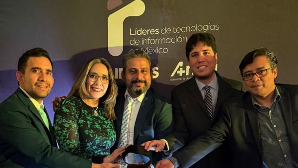 un grupo de personas posando para una foto