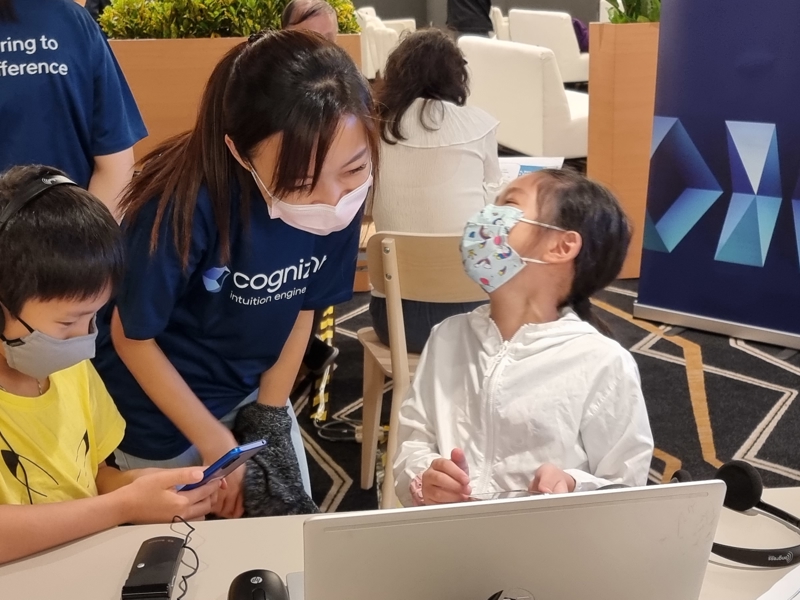 マスクを着用している人と子供