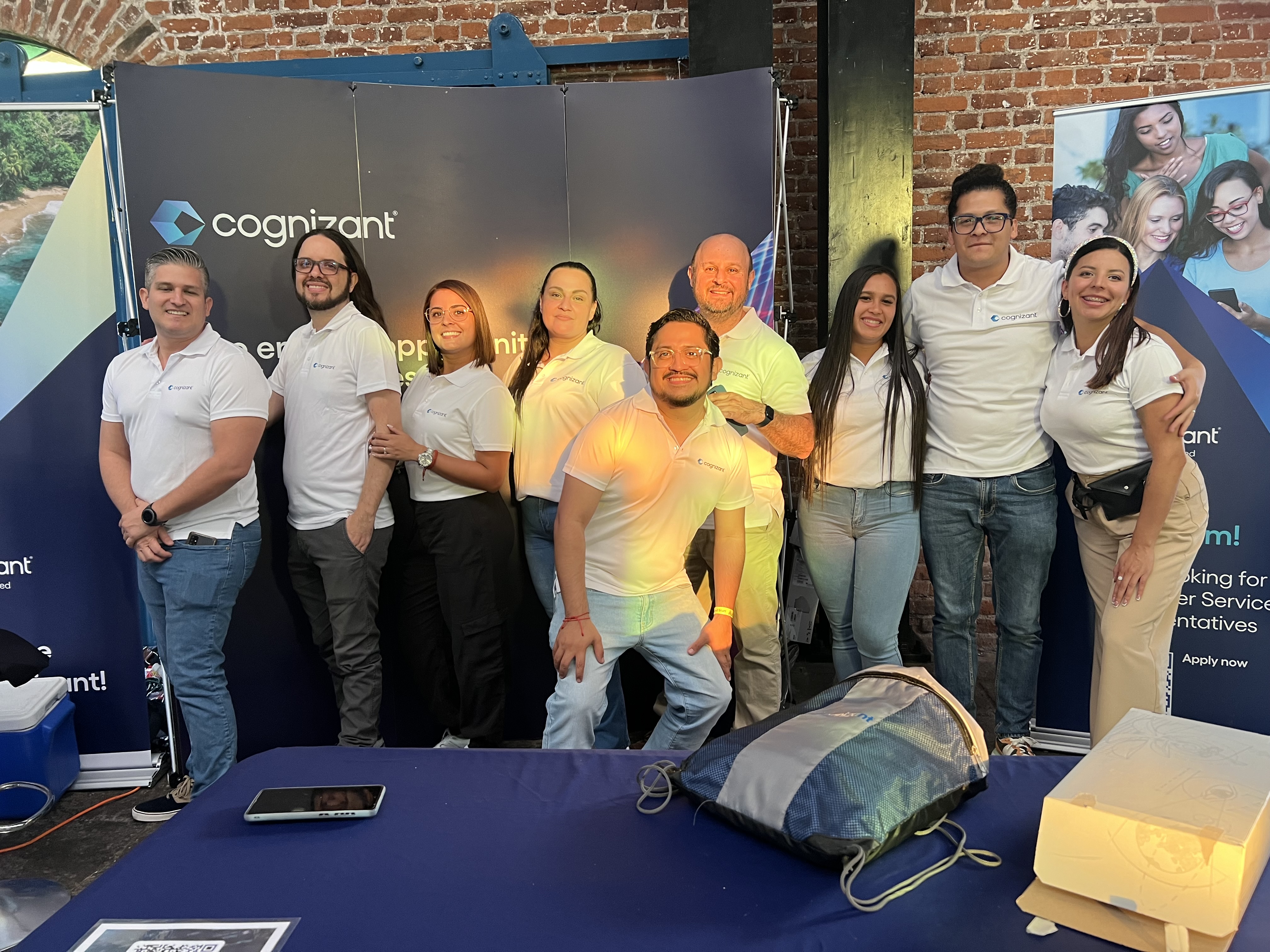 Un grupo de personas posando para una foto