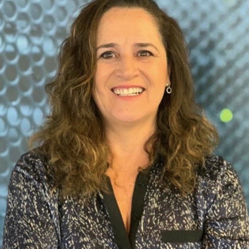 uma pessoa sorrindo para uma foto