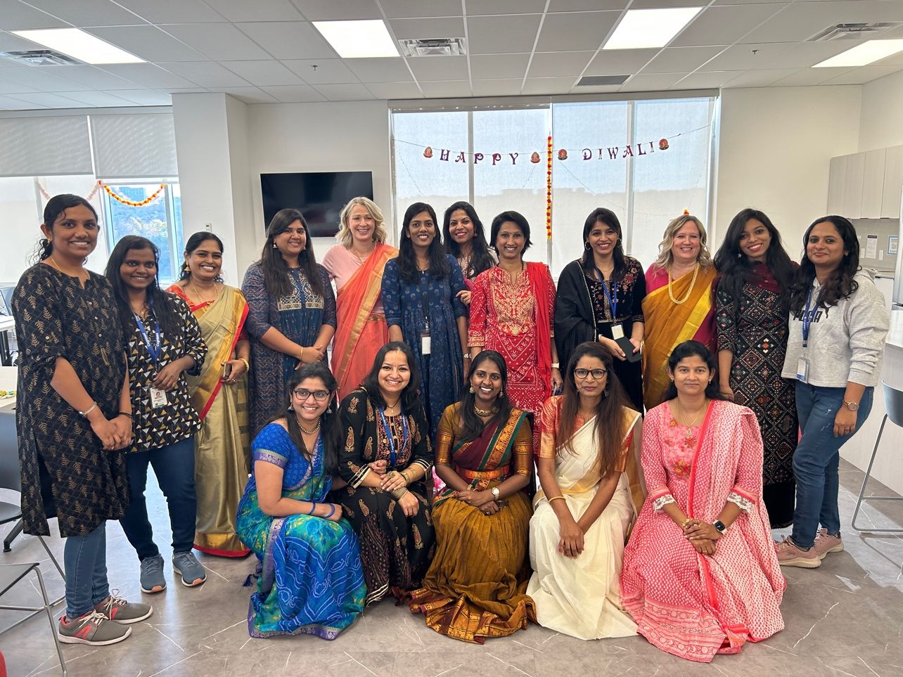 un groupe de femmes posant pour une photo