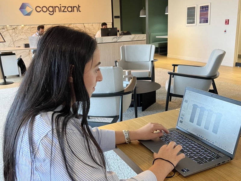 une personne assise à un bureau avec un portable