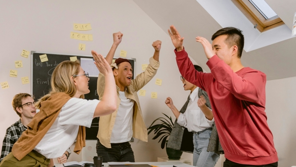 un groupe de personnes dans une pièce
