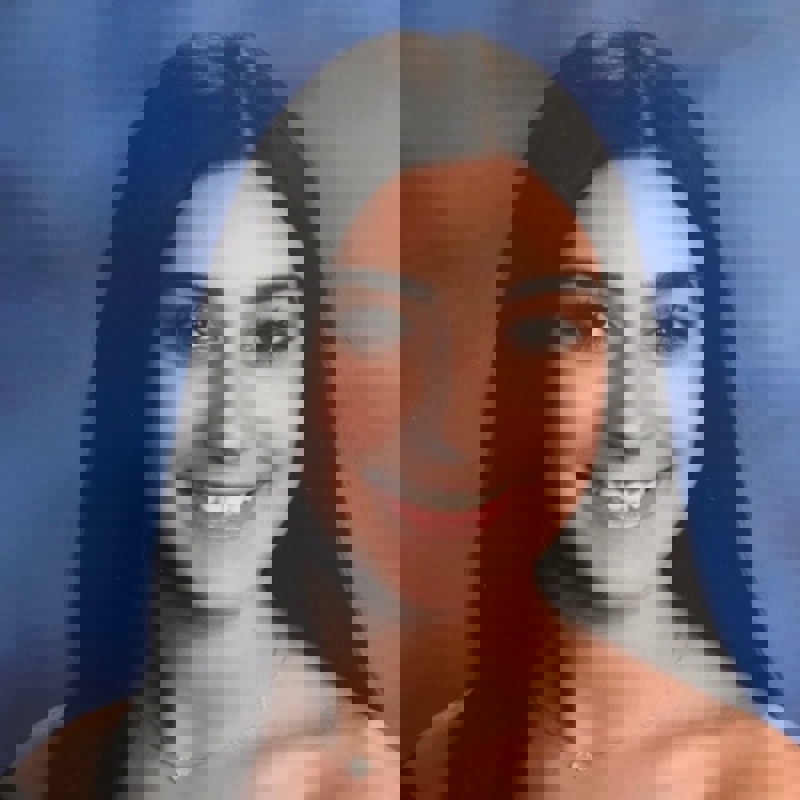 una persona con el pelo largo sonriendo