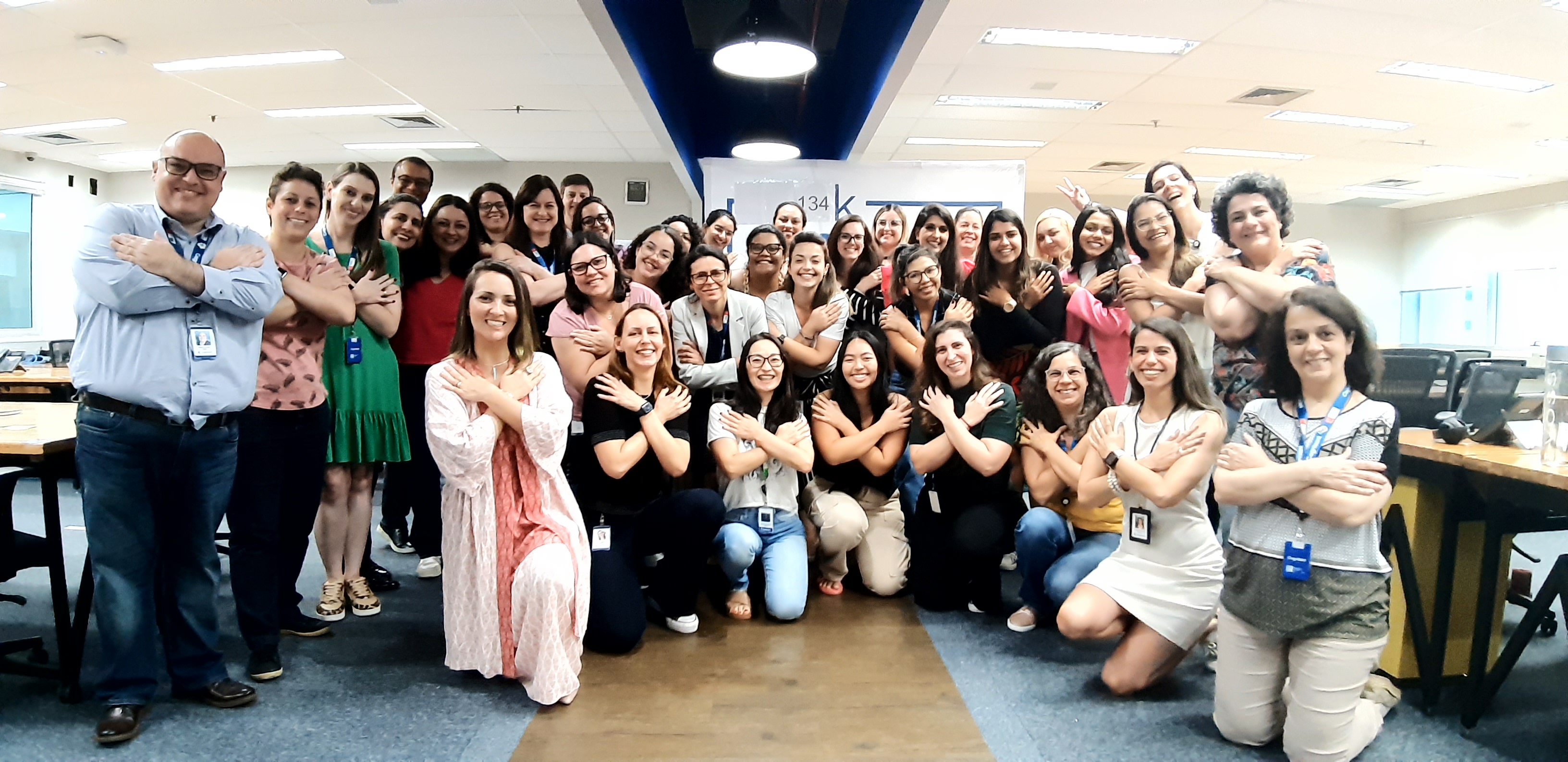 um grupo de pessoas posando para uma foto