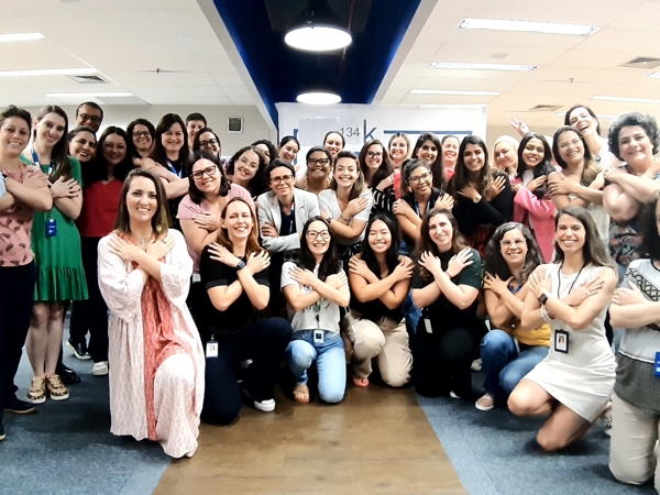 um grupo de pessoas posando para uma foto