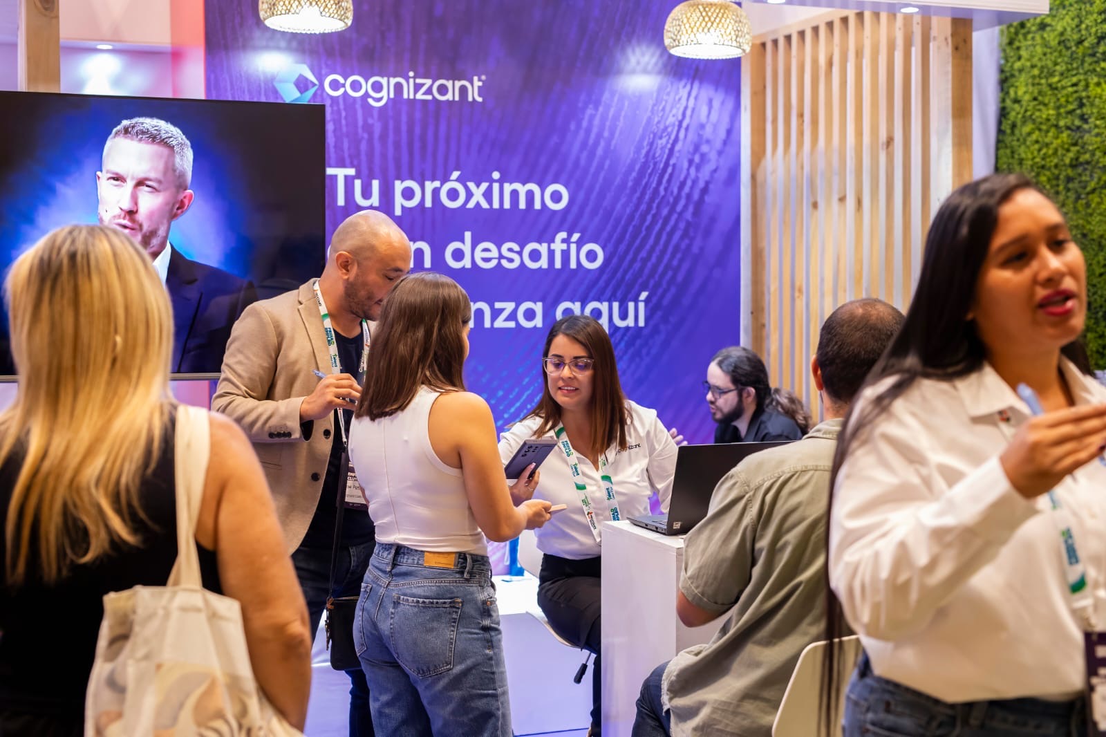 un grupo de personas en una convención