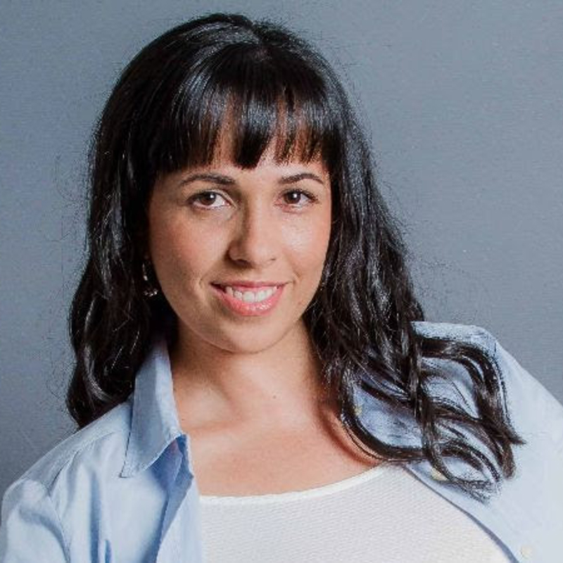 una persona con el pelo largo y negro