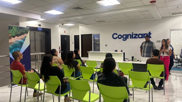un grupo de personas sentadas en sillas en una habitación