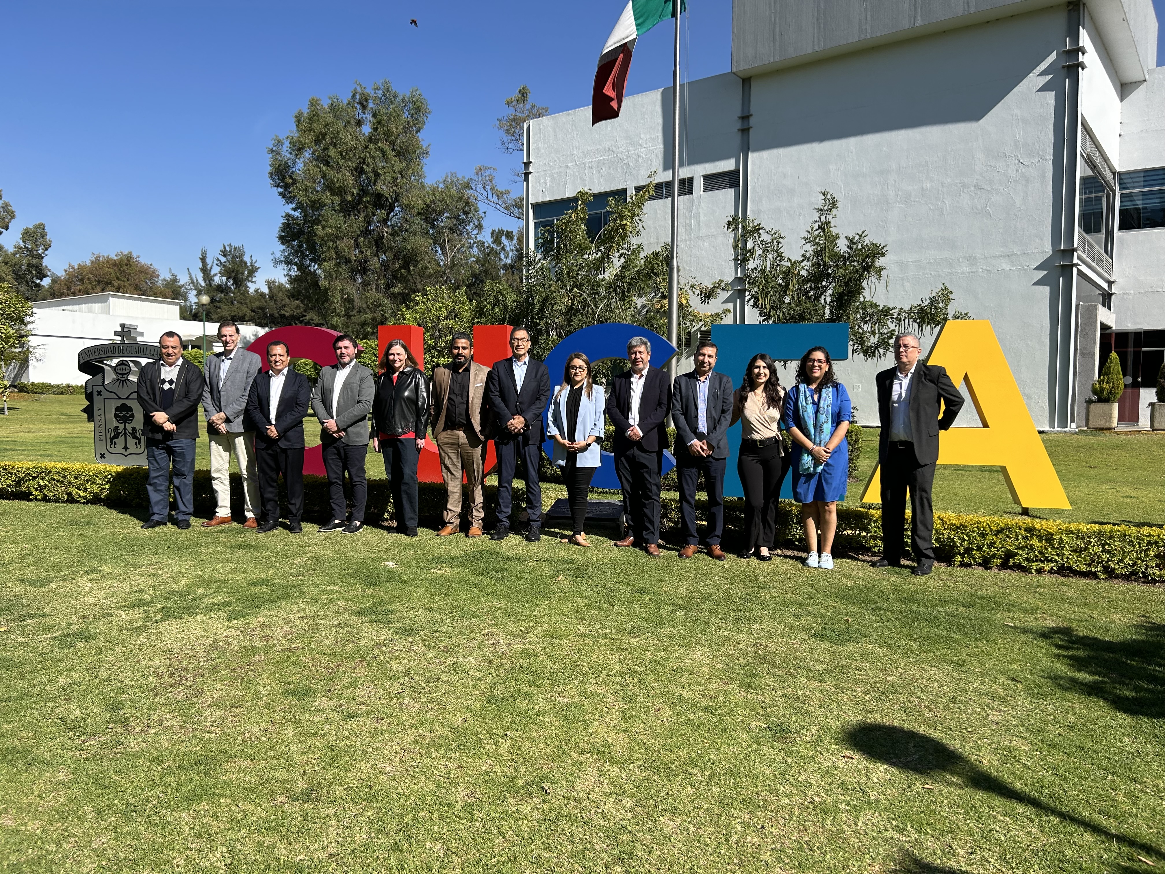 Un grupo de personas de pie frente a un letrero