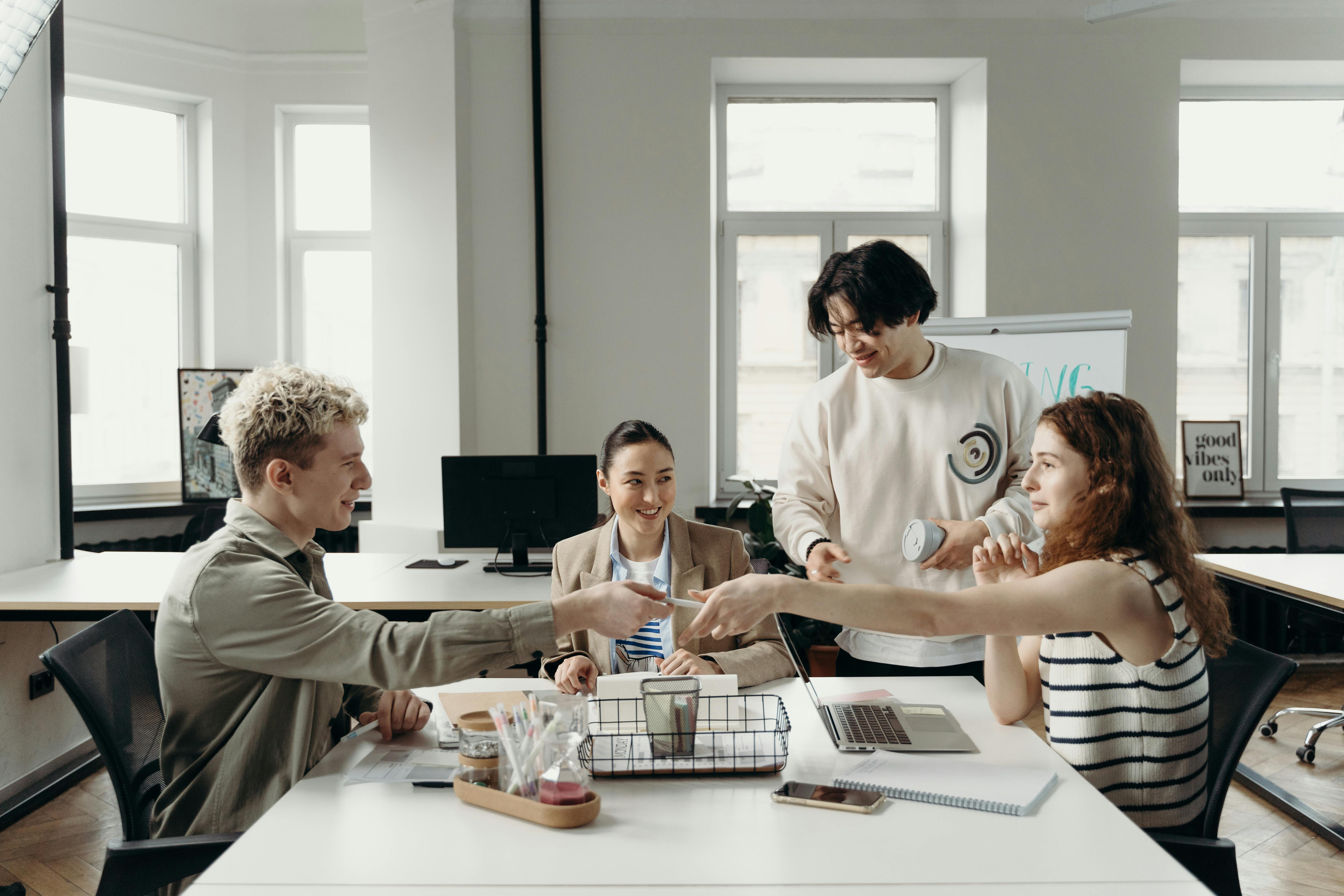 un groupe de personnes assises à une table