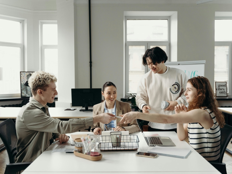 un groupe de personnes assises à une table