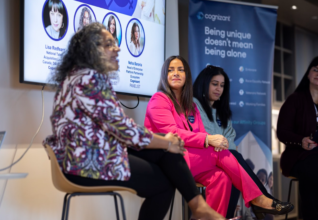 un groupe de femmes assises sur des chaises