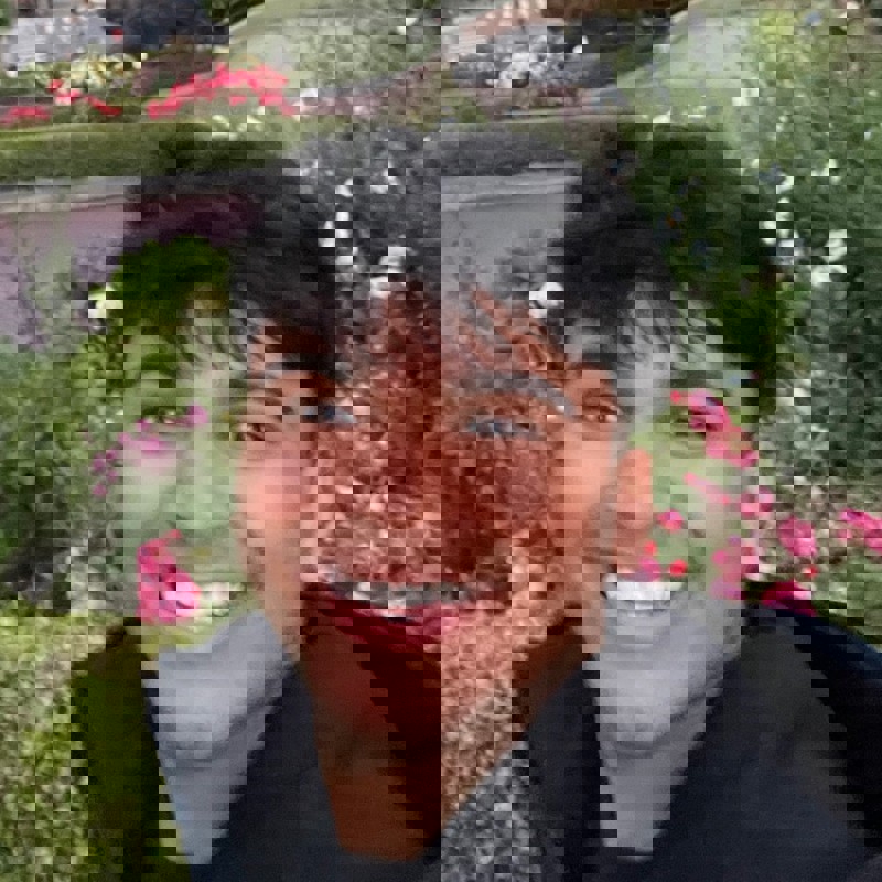 une personne souriant pour un selfie