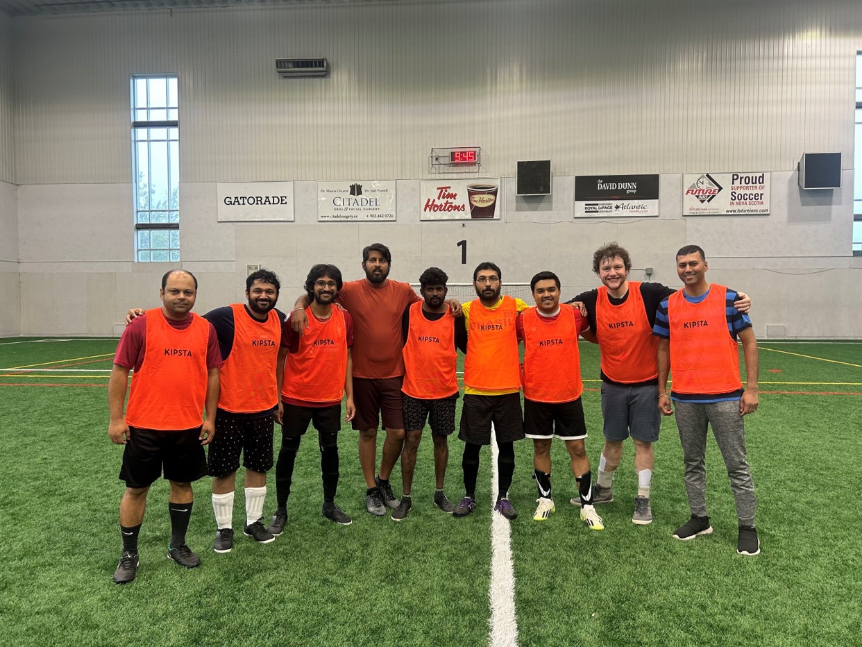 un groupe d’hommes en chemise orange