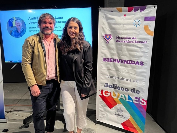 una persona y una persona de pie junto a un letrero