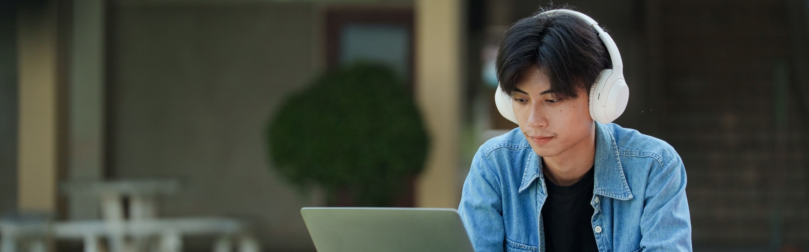 une personne portant des écouteurs et utilisant un portable