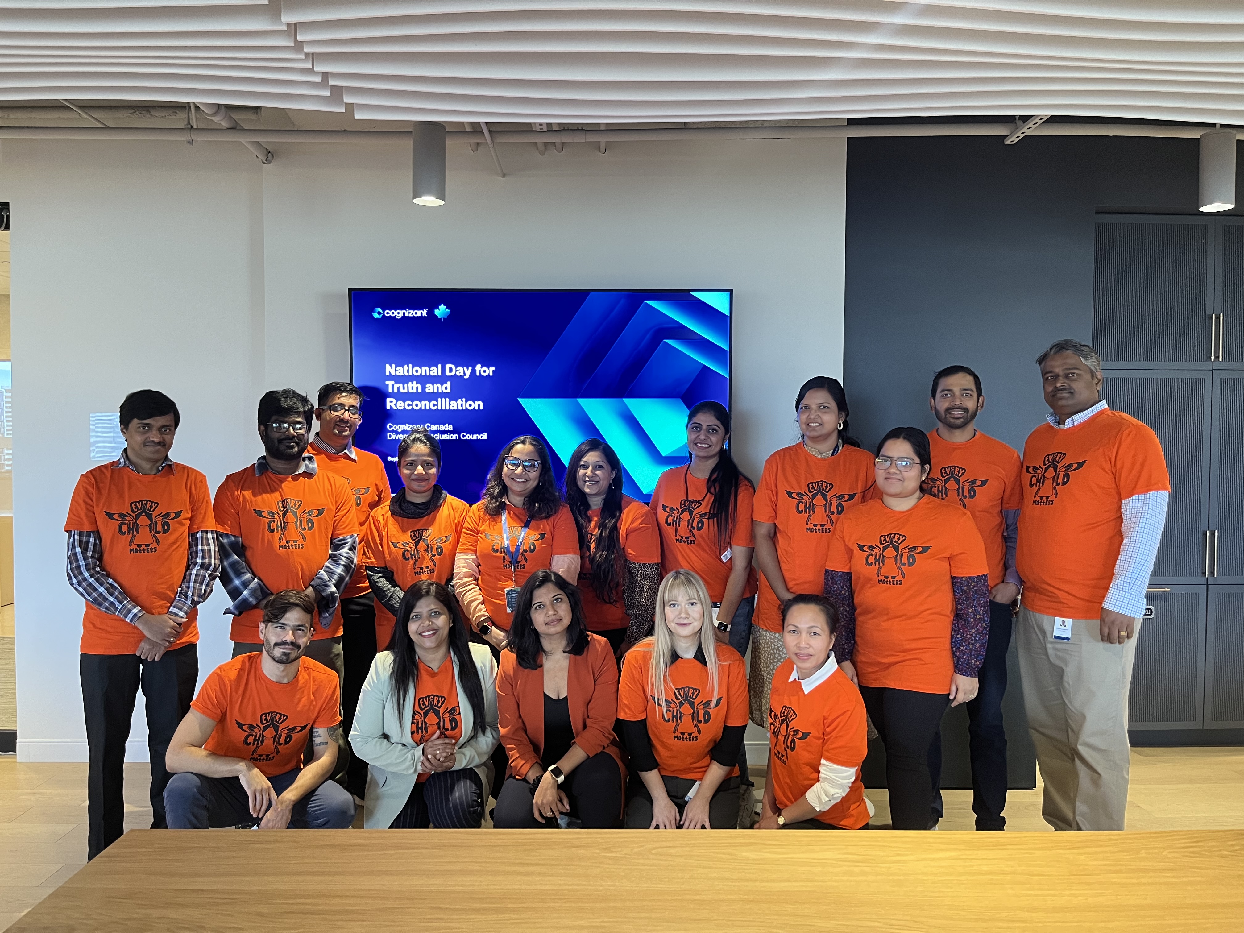 Un groupe de personnes en chemises orange