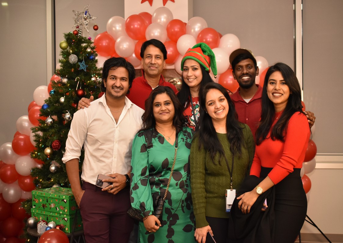 un groupe de personnes posant pour une photo