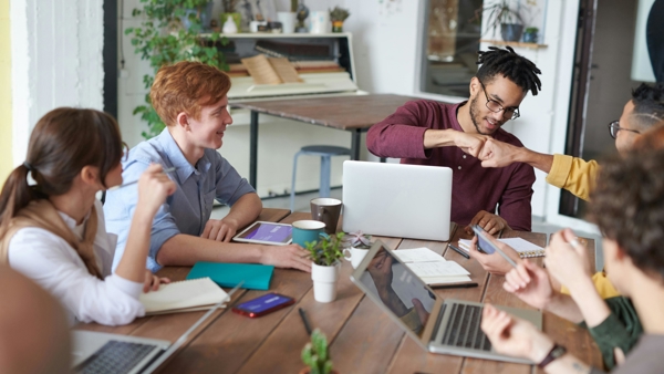 un groupe de personnes autour d’une table