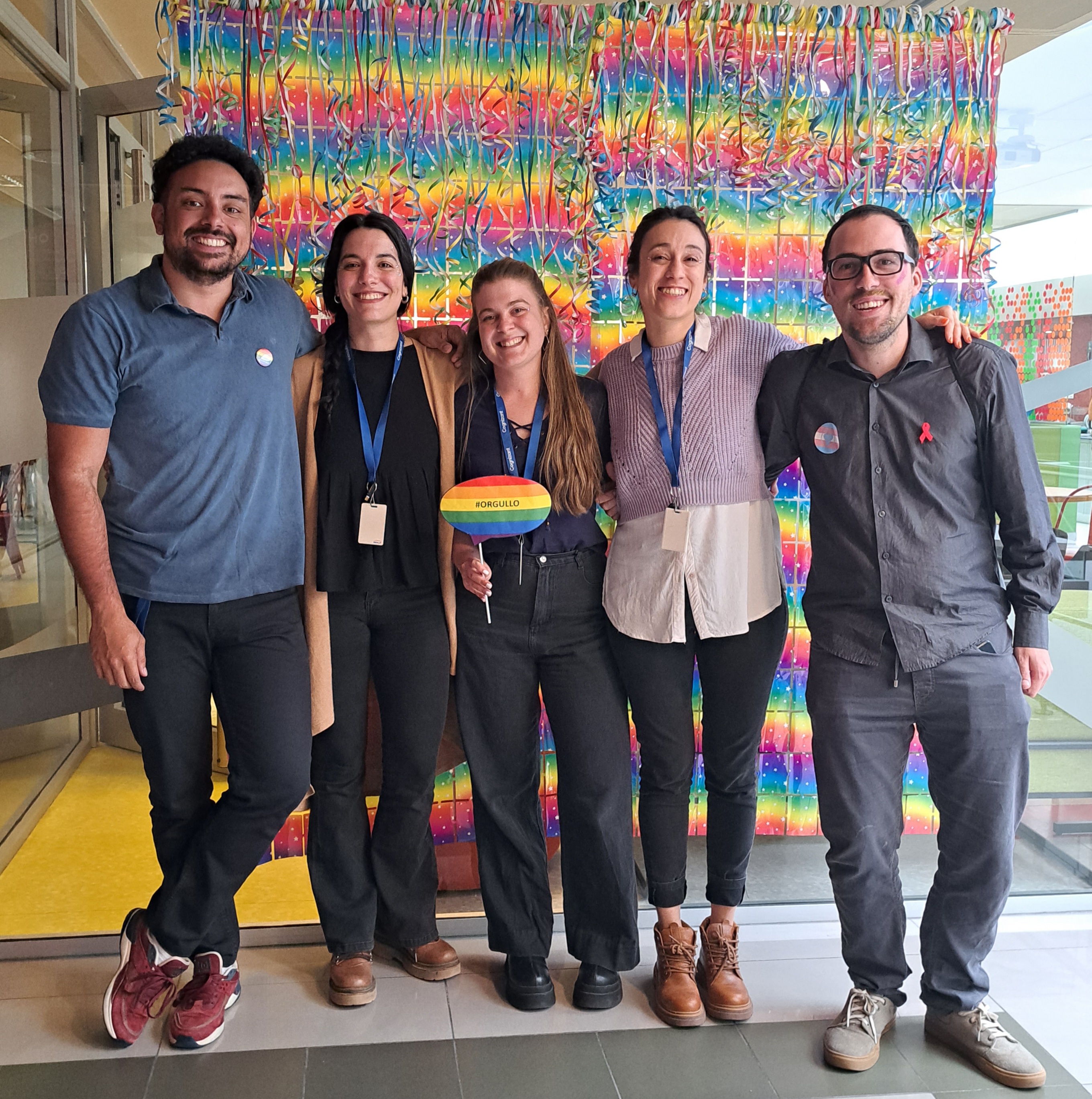 Un grupo de personas posando para una foto
