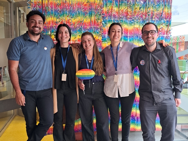 Un grupo de personas posando para una foto