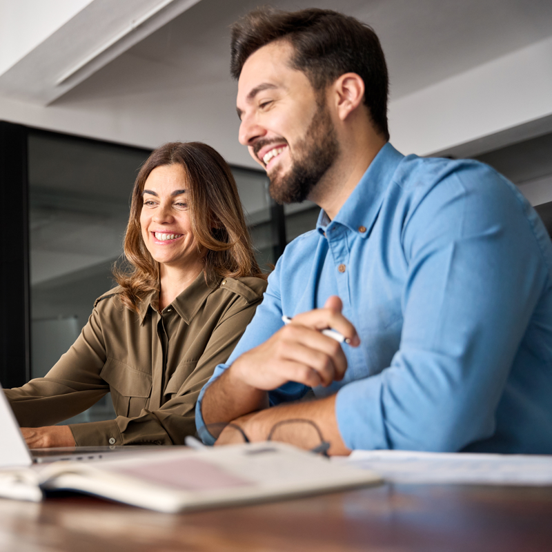 คนและคนที่มองแล็ปท็อป