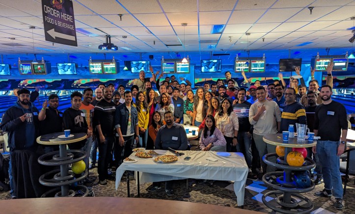 un groupe de personnes posant pour une photo