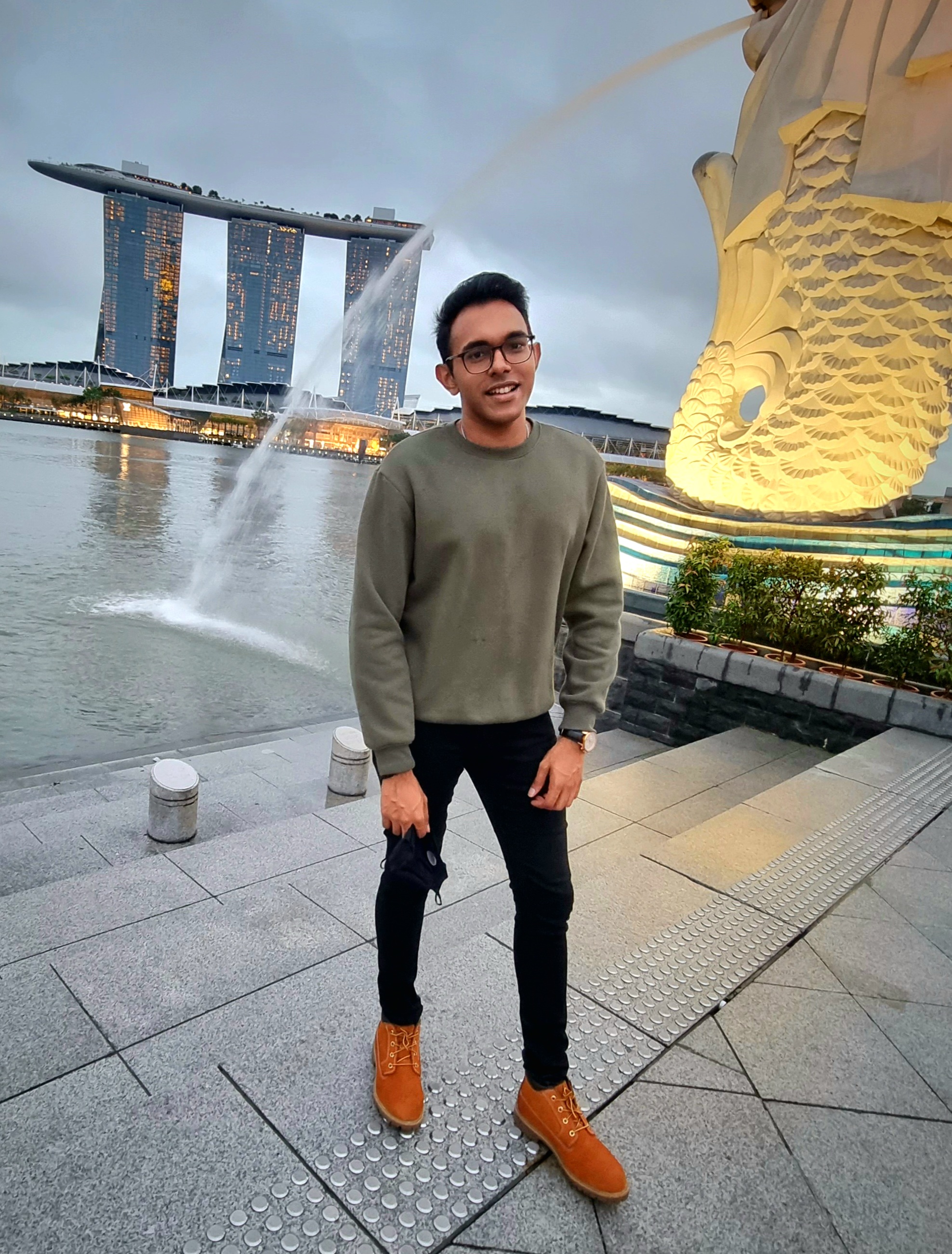 一個人站在噴泉前