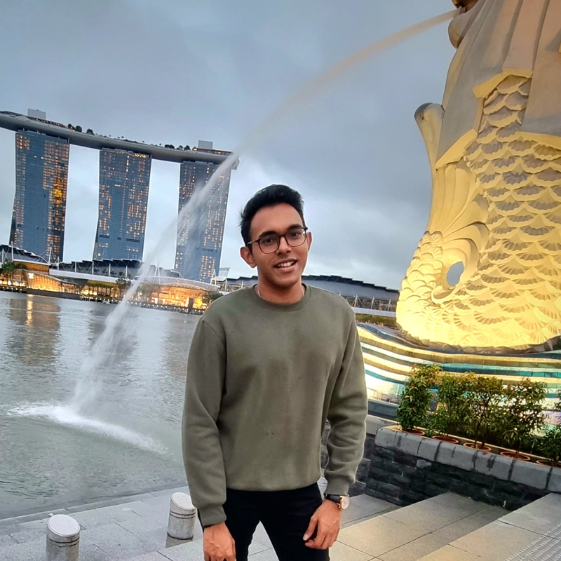 一個人站在噴泉前