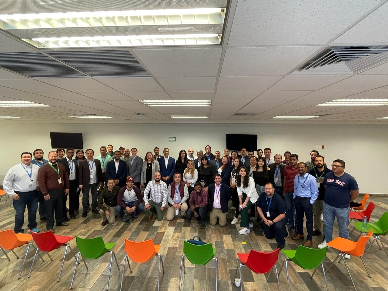 Un grupo de personas posando para una foto