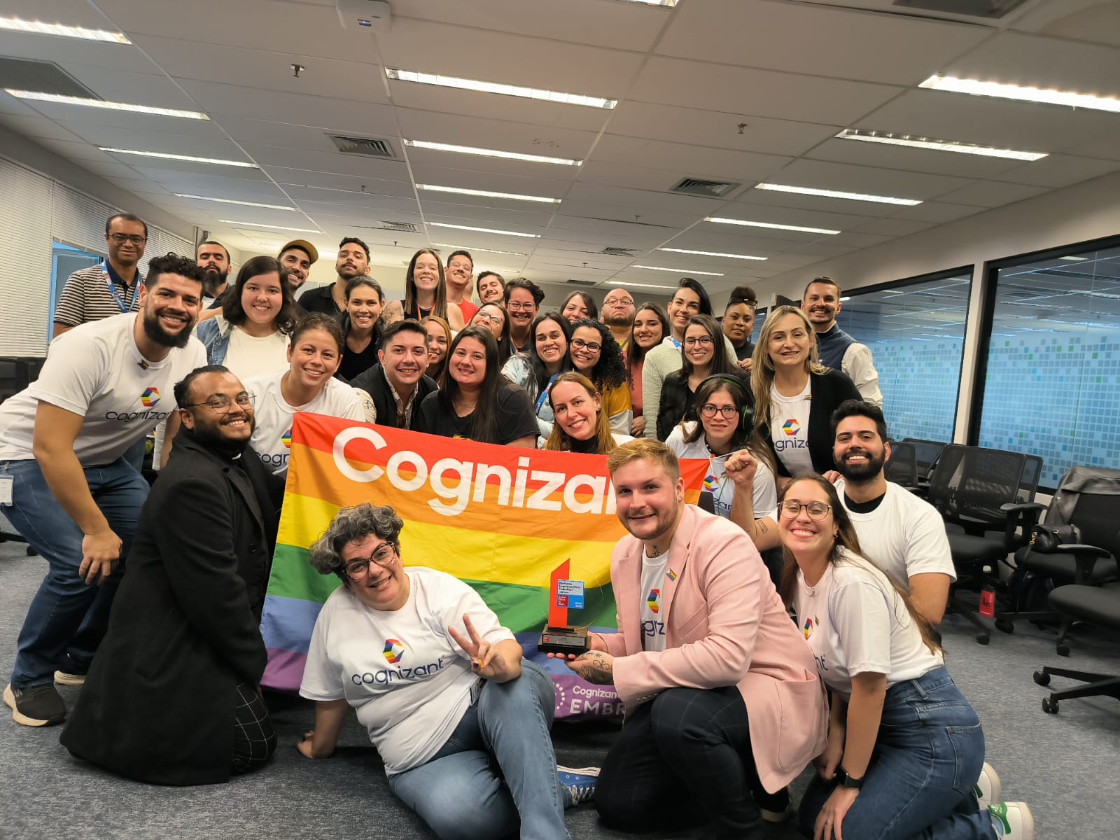 um grupo de pessoas posando para uma foto