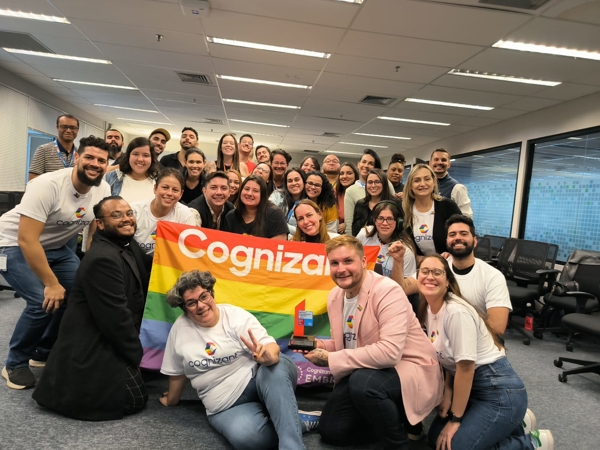 um grupo de pessoas posando para uma foto