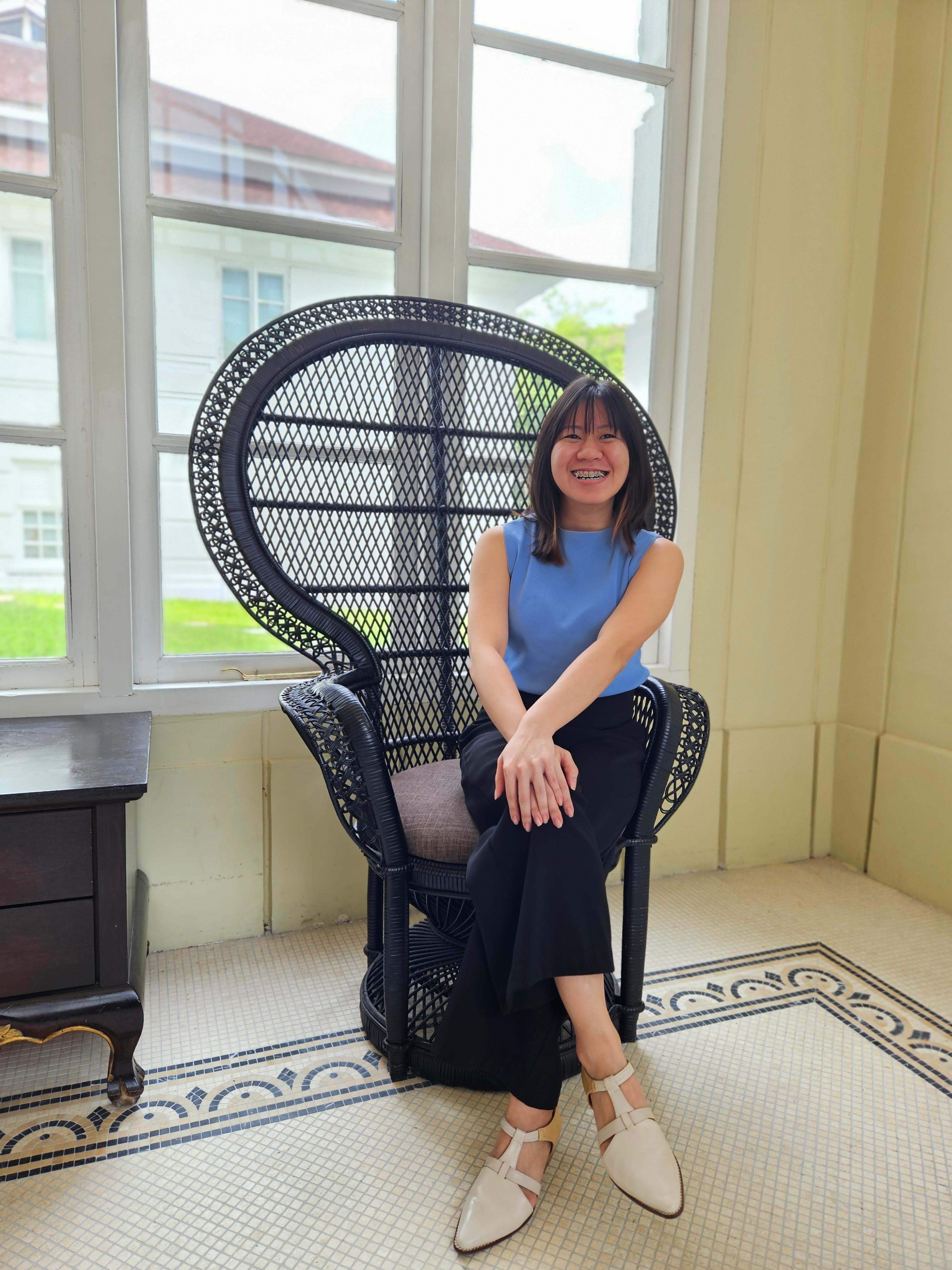 坐在椅子上的人