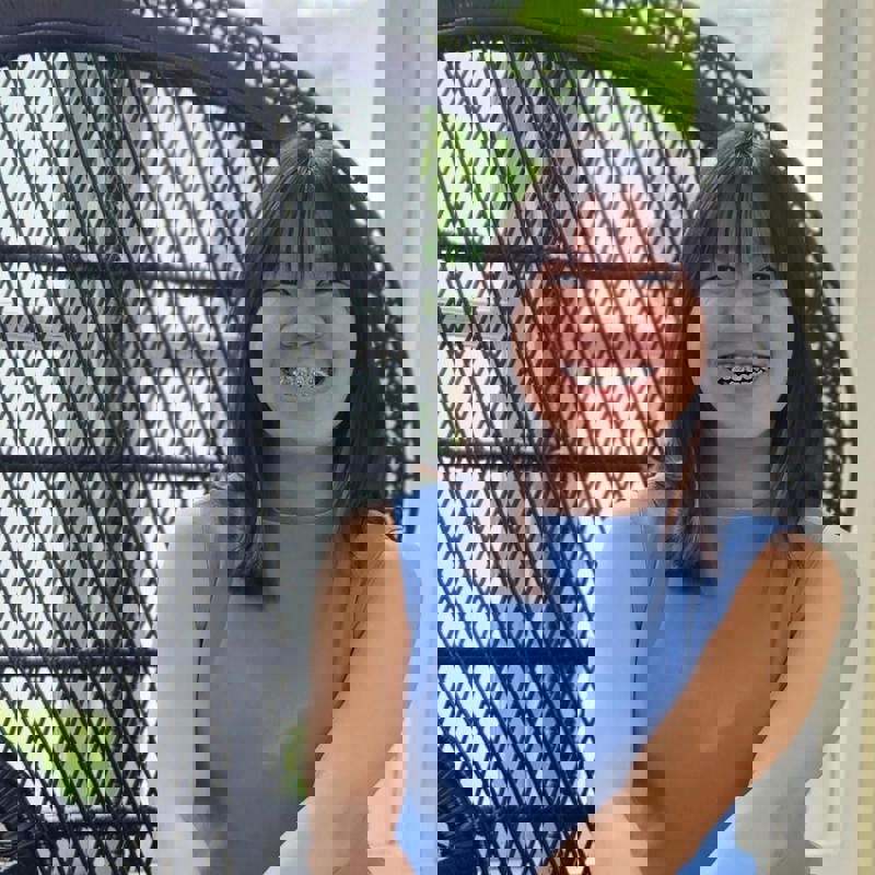 坐在椅子上的人