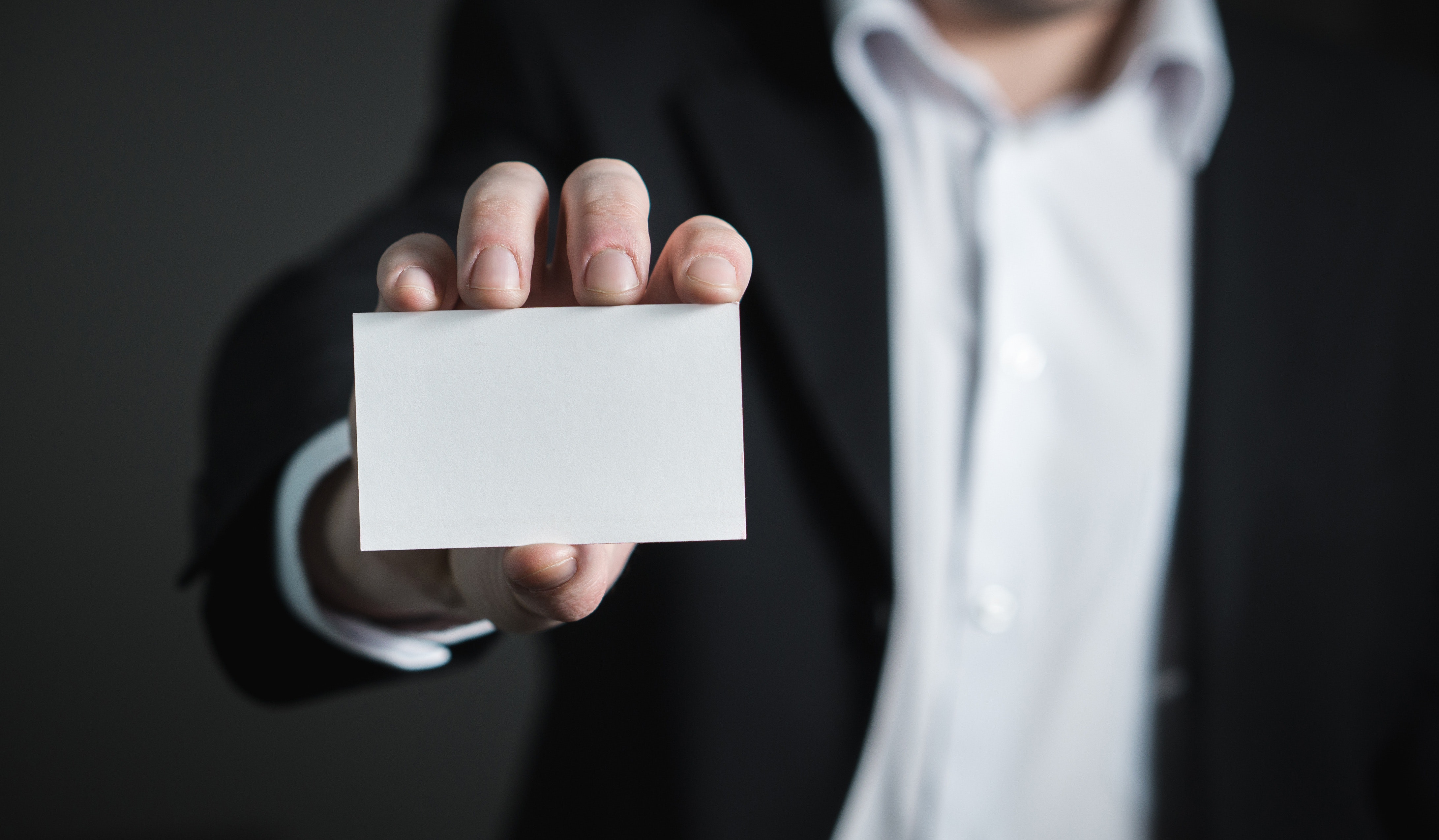 una persona con una tarjeta blanca