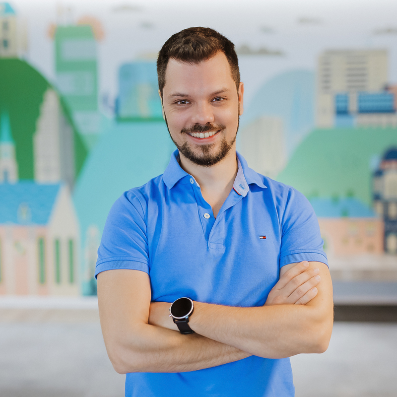 uma pessoa com barba e bigode vestindo uma camisa azul