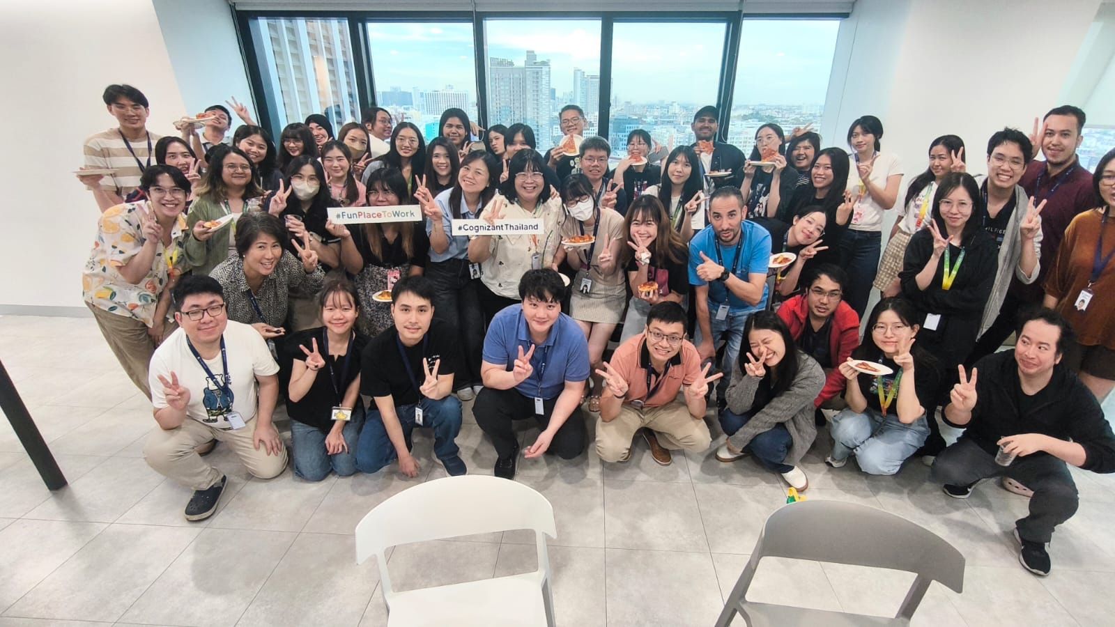写真撮影のためにポーズをとっている人々のグループ