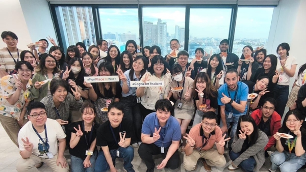 写真撮影のためにポーズをとっている人々のグループ