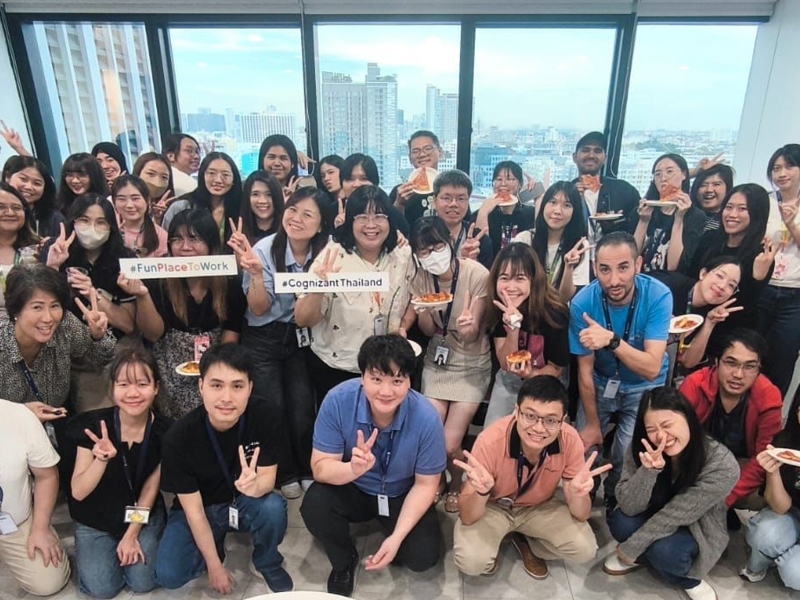 กลุ่มคนโพสท่าถ่ายรูป