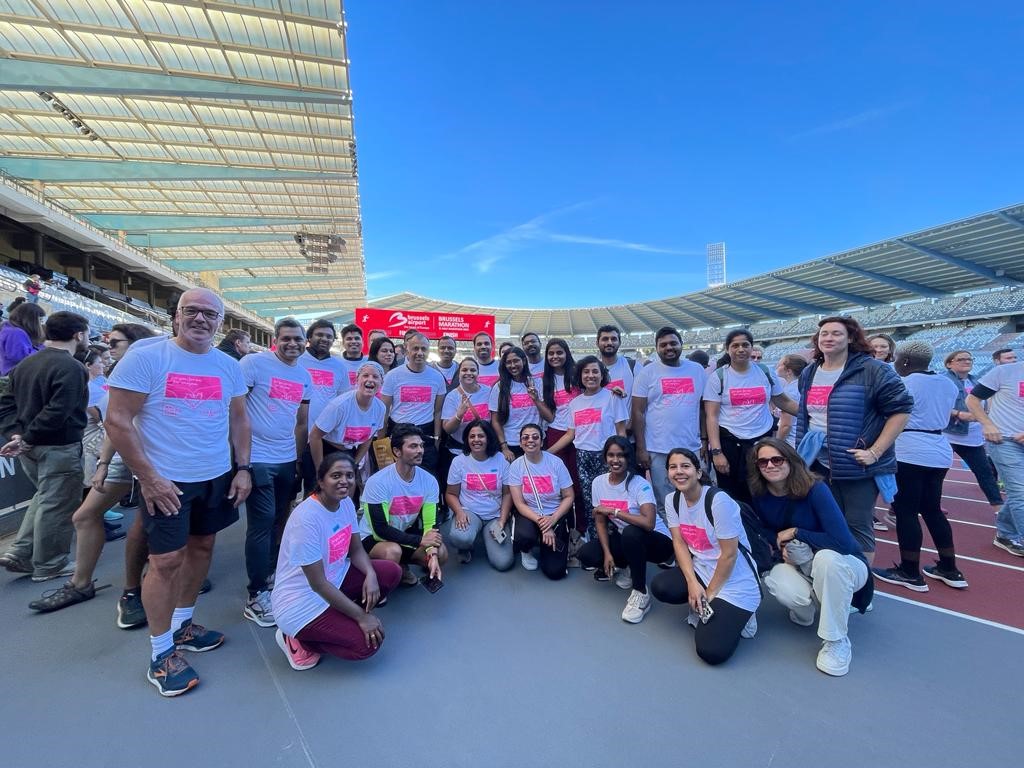 un groupe de personnes posant pour une photo