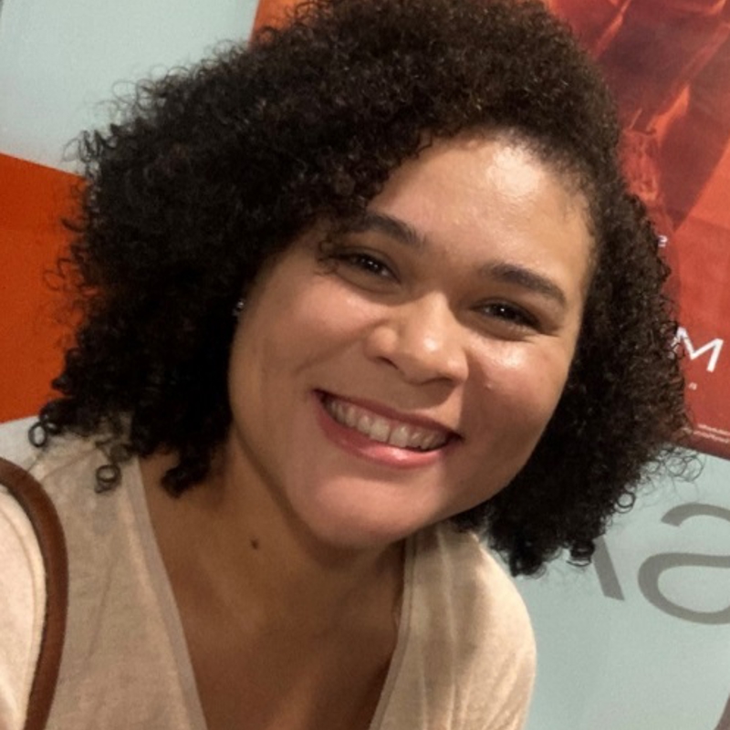 uma pessoa sorrindo para uma selfie